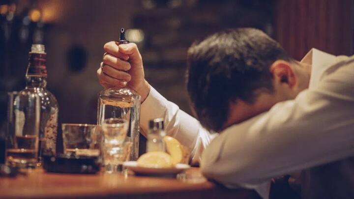 आपको बता दें रेलवे एक्ट के तहत ट्रेन में शराब पीना या फिर नशे की हालत में हंगामा करना दंडनीय अपराध माना जाता है. ऐसे में पकड़े जाने पर सिर्फ डांट-फटकार नहीं जान बचती. बल्कि कानूनी कार्रवाई की जाती है. इसलिए इस बात का ध्यान रखना जरूरी है.