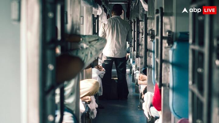 Railway Rules For Travelling:  ट्रेन में शराब पीना या फिर नशे की हालत में हंगामा करना दंडनीय अपराध माना जाता है. ऐसे में पकड़े जाने पर देना पड़ेगा इतना जुर्माना,