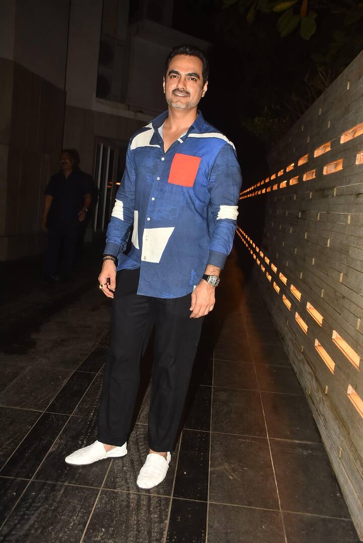 जायद खान की पार्टी में भरत तख्तानी को भी स्पॉट किया गया. इस दौरान बिजनेसमैन को ब्ल्यू शर्ट और ब्लैक ट्राउजर में देखा गया. ईशा देओल और उनके एक्स हसबैंड की अलग होने की खबरें सामने आई थी लेकिन अक्सर दोनों साथ में कई पार्टीज और इवेंट्स में देखा जाता है.