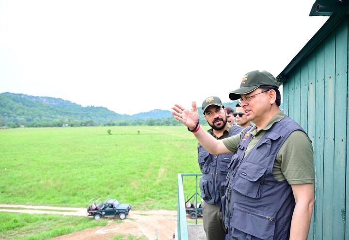 मुख्यमंत्री पुष्कर सिंह धामी ने वन्य जीव संरक्षण और पर्यावरण सुरक्षा को लेकर कर्मचारियों के प्रयासों की सराहना करते हुए कहा कि सरकार वनरक्षकों और टूरिज्म से जुड़े कर्मियों के हितों के प्रति पूरी तरह से प्रतिबद्ध है.