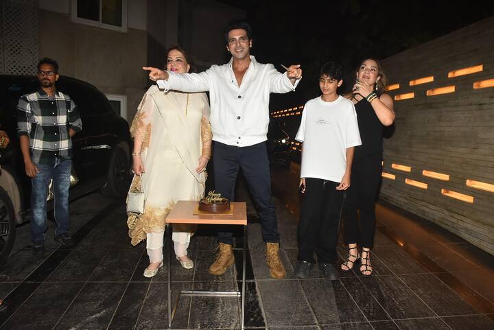 जायद खान ने 5 जुलाई को अपना बर्थडे मनाया. उनके इस सेलिब्रेशन में कई सितारों को देख गया. तस्वीरों में अभिनेता अपने परिवार संग केक काटते हुए दिखे.