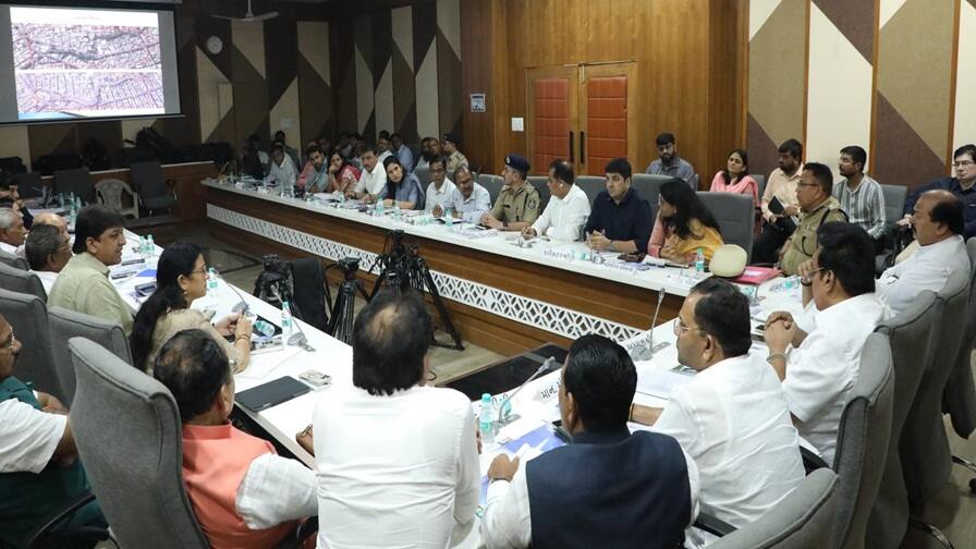 સુરતને ખાડીપૂરથી મળશે મુક્તિ, કલેક્ટરના અધ્યક્ષસ્થાને હાઈપાવર કમિટીની રચના At a high level meeting chaired by Union Minister CR Patil in surat સુરતને ખાડીપૂરથી મળશે મુક્તિ, કલેક્ટરના અધ્યક્ષસ્થાને હાઈપાવર કમિટીની રચના