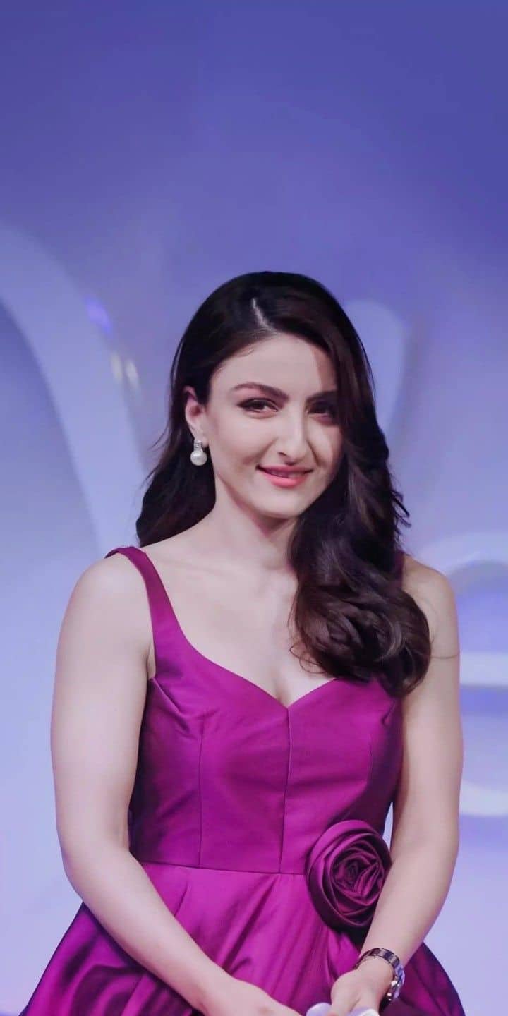 अदाकारा ने बहुत ही इंटरेस्टिंग चीज के बारे में भी बताया. उन्होंने कहा कि उनके फिटनेस डाइट में बादाम का भी बहुत बड़ा रोल है. उनका कहना है कि हर 10 पाउंड वजन के लिए 1 बादाम खाना चाहिए. जैसे कि एक्ट्रेस का वेट 110 पाउंड है इसलिए वो हर दिन 10 बादाम खाती हैं.