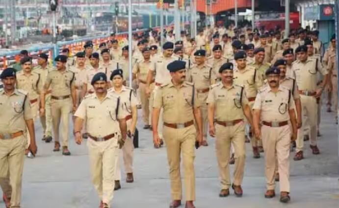 આટલું જ નહીં, રેલવે સુરક્ષા દળ અને ટ્રેન સ્ટાફ દારૂ પીધા પછી મુસાફરી કરી રહેલા મુસાફરોને ચાલતી ટ્રેનમાંથી અધવચ્ચેથી પણ ઉતારી શકે છે. અને આવા મુસાફરો સામે કેસ પણ નોંધાઈ શકે છે. આ નિયમો ટ્રેનના તમામ કોચમાં સમાન રીતે લાગુ પડે છે.