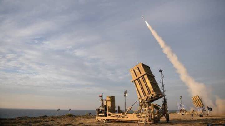 Iron Dome ने इजरायल को आतंकवादी रॉकेट हमलों से बचाने में ऐतिहासिक भूमिका निभाई है. हालांकि हालिया संघर्षों में इसकी सीमा और क्षमता पर सवाल उठे हैं, फिर भी यह शहरी सुरक्षा में क्रांतिकारी साबित हुआ है. ये कम दूरी की मिसाइल और रॉकेट को निशाना बनाता है.