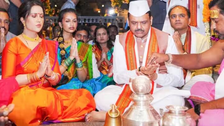 यावेळी मुख्यमंत्री फडणवीस यांच्या पत्नी अमृता फडणवीस आणि मुलगी दिविजा देखील उपस्थित होत्या.