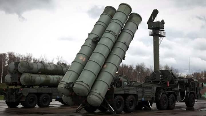 S-400 ट्रायम्फ दुनिया का सबसे शक्तिशाली एयर डिफेंस सिस्टम माना जाता है. इसकी बहु-परत प्रणाली, उन्नत रडार और मल्टी-टारगेट ट्रैकिंग क्षमता इसे अजेय बनाती है. भारत, चीन और तुर्किए जैसे देशों ने इसे अपनाया है. इसको रूस के अल्माज़-एंटे बनाया. इसकी रेंज 400 किमी और ऊंचाई 56 किमी. ये स्टेल्थ जेट का पता लगाने में भी सक्षम है.