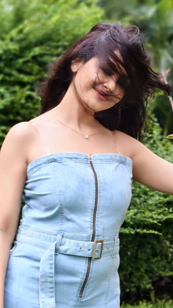 मॉनसून मूड में 'भाभी जी' का कॉर्सेट लुक हो रहा वायरल