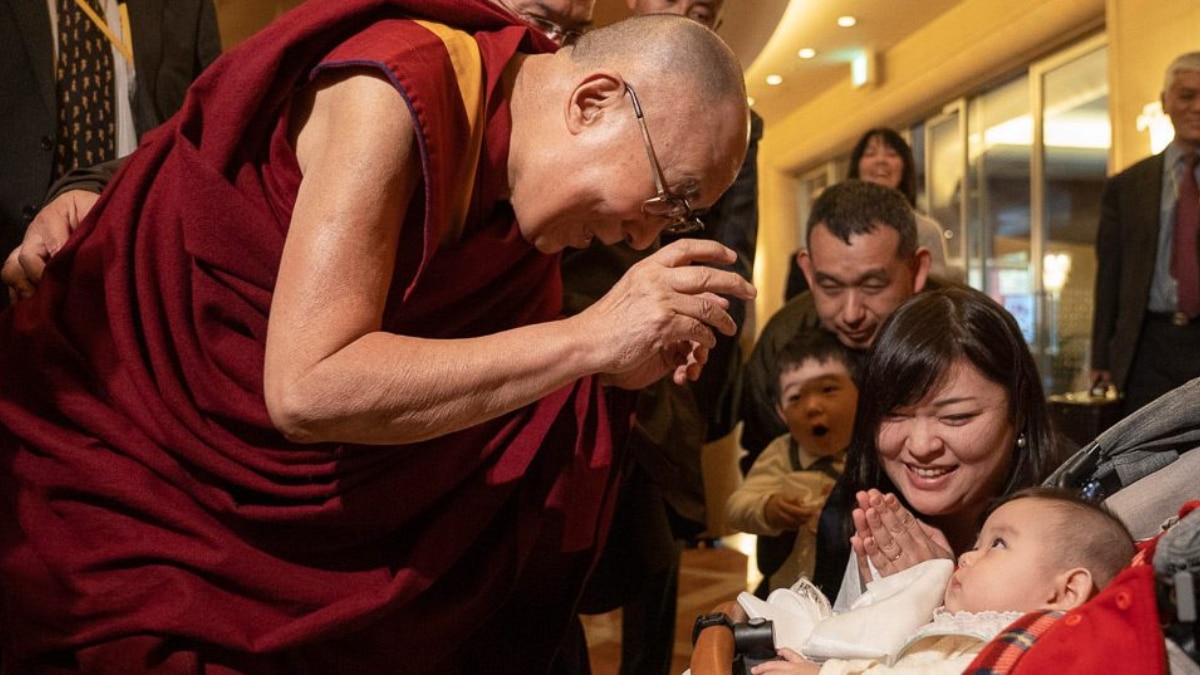 6 Daily Habits Of The Dalai Lama That Can Boost Your Mental Health Naturally (Image Source: Twitter/@clara111)