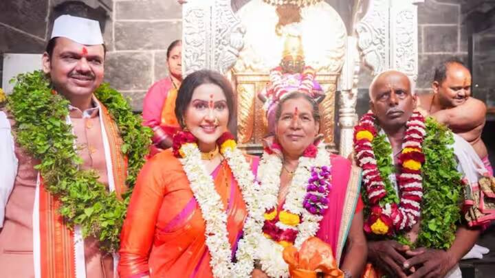 त्यानंतर विठ्ठल रुक्मिणी मंदिर समितीच्या वतीने मुख्यमंत्री देवेंद्र फडणवीस यांचा सपत्नीक सत्कार करण्यात आला.