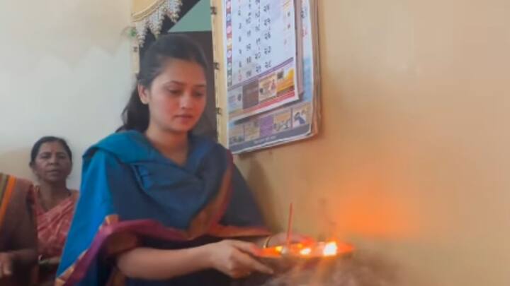 या व्हिडीओमध्ये गौतमी पाटील वारी करणाऱ्या माय माऊलींची सेवा कया व्हिडीओमध्ये गौतमी पाटील वारी करणाऱ्या माय माऊलींची सेवा करताना दिसत होती. रताना दिसत होती.