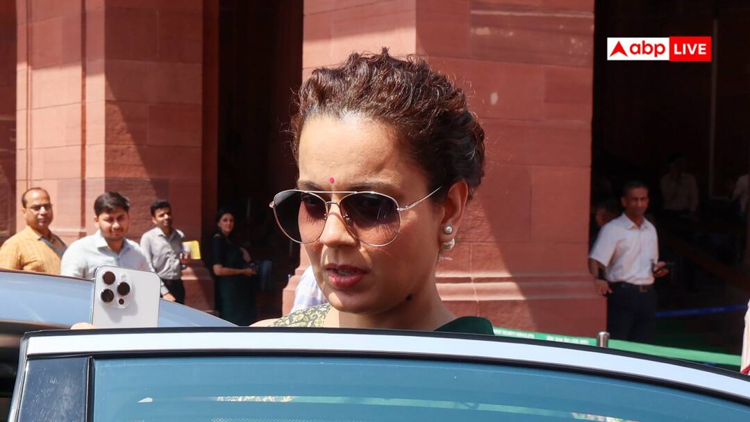 हिंदी-मराठी विवाद: बिना नाम लिए उद्धव ठाकरे पर कंगना रनौत का निशाना, 'राजनीति में छा जाने के चक्कर में...' kangana ranaut statement on hindi marathi language dispute calls for unity and national integrity हिंदी-मराठी विवाद: बिना नाम लिए उद्धव ठाकरे पर कंगना रनौत का निशाना, 'राजनीति में छा जाने के चक्कर में...'