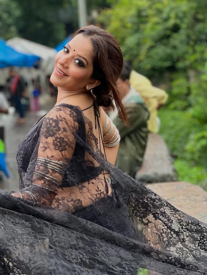 मोनालिसा अपने लुक्स और फैशन से हर बार साबित करती हैं कि वह न सिर्फ एक टैलेंटेड एक्ट्रेस हैं बल्कि एक परफेक्ट स्टाइल आइकन भी हैं।