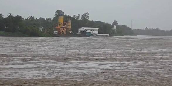 વહેલી સવારથી શહેરમાં ધોધમાર વરસાદની શરૂઆત થઈ હતી. નવસારી શહેરના અનેક  વિસ્તારોમાં વરસાદ વરસ્યો છે.