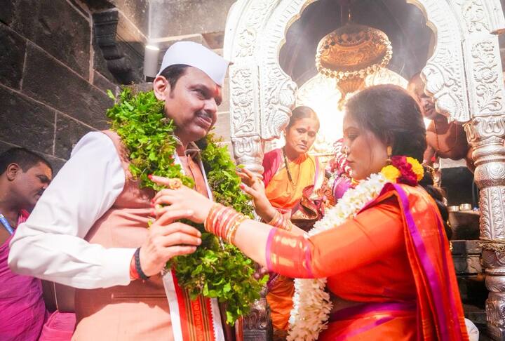 देवशयनी आषाढी एकादशीनिमित्त आज पंढरपूर येथे विठ्ठल-रुक्मिणी मातेच्या चरणी पत्नी अमृता आणि कन्या दिवीजा यांच्यासमवेत शासकीय महापूजा करण्याचे सौभाग्य लाभले. यावेळी विठ्ठल-रुक्मिणी मातेच्या दर्शनाने मन प्रसन्न झाले आणि विठुमाऊली व रखुमाईच्या चरणी नतमस्तक होत राज्यातील शेतकरी, कष्टकरी व सर्व जनतेच्या सुख-समृद्धी व महाराष्ट्राच्या विकासासाठी प्रार्थना केली. अशी प्रतिक्रिया मुख्यमंत्री देवेंद्र फडणवीस यांनी दिली आहे.