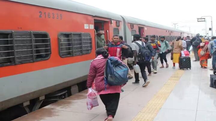 Railway Rules For Travelling: દેશમાં દરરોજ કરોડો લોકો ટ્રેનમાં મુસાફરી કરે છે. ટ્રેનમાં મુસાફરી કરતી વખતે ઘણી બાબતો માટે નિયમો હોય છે. પરંતુ ઘણા મુસાફરો આવી ભૂલો કરે છે. જેના કારણે તેમને દંડ ભરવો પડે છે. આમાં ઘણા પ્રકારના નિયમોનો સમાવેશ થાય છે.