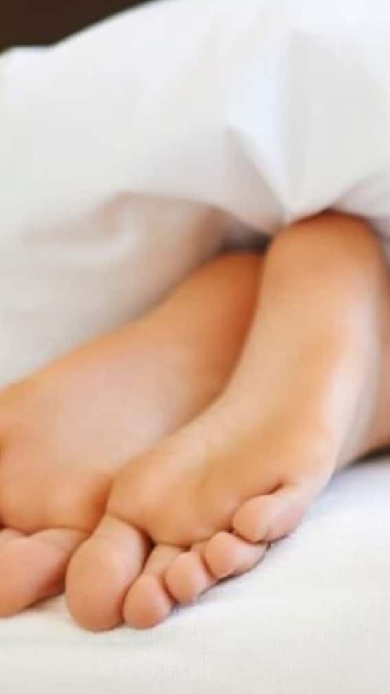 বরফের মত ঠাণ্ডা থাকে পা ? কী বিপদ লুকিয়ে রয়েছে জানেন ?