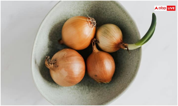 दिल्ली स्थित फोर्टिस हॉस्पिटल के न्यूट्रिशियन एक्सपर्ट डॉ. संजय गुप्ता के मुताबिक, प्याज का रस नैचुरल डिटॉक्स एजेंट है. यह न केवल पाचन तंत्र को मजबूत करता है, बल्कि ब्लड शुगर और कोलेस्ट्रॉल को कंट्रोल करने में भी मदद करता है. हालांकि, इसे संतुलित मात्रा में लेना जरूरी है.