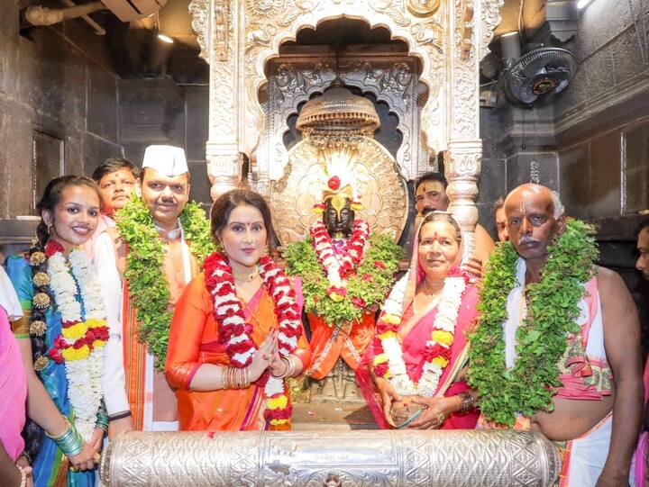 Ashadhi wari 2025: आषाढी एकादशीनिमित्त राज्याचे मुख्यमंत्री देवेंद्र फडणवीस (Devendra Fadnavis ) यांनी आज (6 जुलै रोजी) पंढरपूर येथे पांडुरंगाची सपत्नीक शासकीय पूजा केलीय. मुख्यमंत्री देवेंद्र फडणवीस यांनी सपत्नीक विठ्ठल-रुक्मिणी मंदिरात महापूजा केली आहे. यावेळी देवेंद्र फडणवीस यांच्या पत्नी अमृता फडणवीस आणि मुलगी दिविजा देखील उपस्थित आहेत.