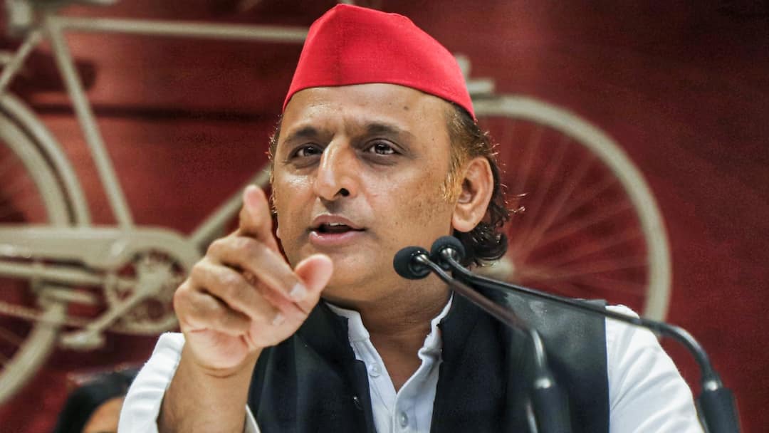 मंत्री प्रतिभा शुक्ला के पति ने डिप्टी CM ब्रजेश पाठक को सुनाई खरी-खोटी, अखिलेश यादव ने ली चुटकी UP Minister Pratibha Shukla Husband attack on Deputy cm brajesh pathak akhilesh Yadav reaction मंत्री प्रतिभा शुक्ला के पति ने डिप्टी CM ब्रजेश पाठक को सुनाई खरी-खोटी, अखिलेश यादव ने ली चुटकी