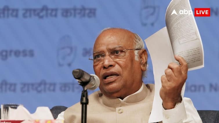 Election Commission reply to Mallikarjun Kharge over Bihar voter list amendment ann खरगे के 'कागज दिखाने' वाले बयान पर चुनाव आयोग ने तोड़ी चुप्पी, बोला- 'ये सब गुमराह करने वाली बातें'