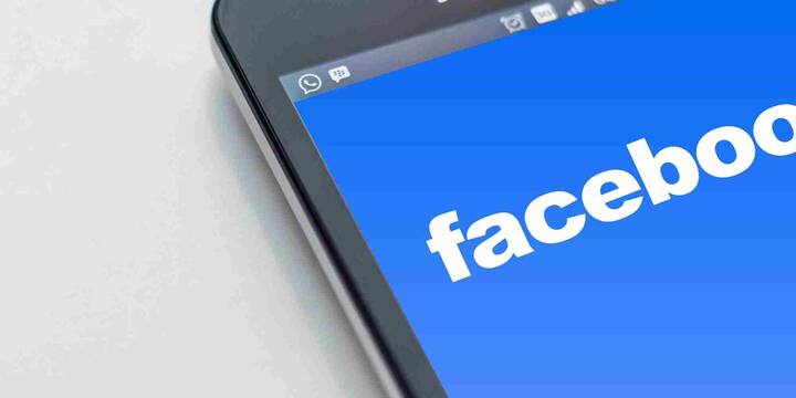 Facebook आपको एक बेहतरीन फीचर देता है जिसके जरिए आप जान सकते हैं कि आपका अकाउंट किस-किस डिवाइस से, कब और कहां से लॉगिन हुआ है. ऐसे करें चेक, Facebook ऐप या वेबसाइट खोलें. Settings & Privacy > Settings > Security and login में जाएं.