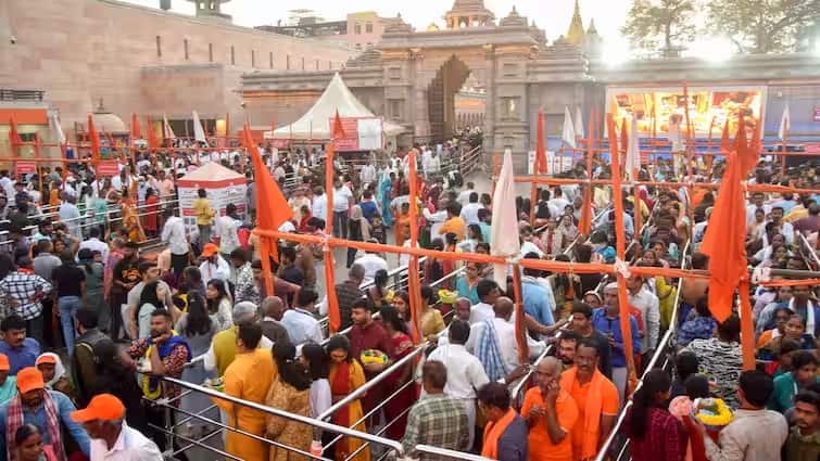 Varanasi News: કાશી વિશ્વનાથના મંદિરમાં જતાં પહેલા જાણી લો આ નિયમ, શ્રદ્ધાળુ માટે લેવાયો નિર્ણય Before going to the temple of Kashi Vishwanath, know this rule, the decision to be taken for the devotee Varanasi News: કાશી વિશ્વનાથના મંદિરમાં જતાં પહેલા જાણી લો આ નિયમ, શ્રદ્ધાળુ માટે લેવાયો નિર્ણય
