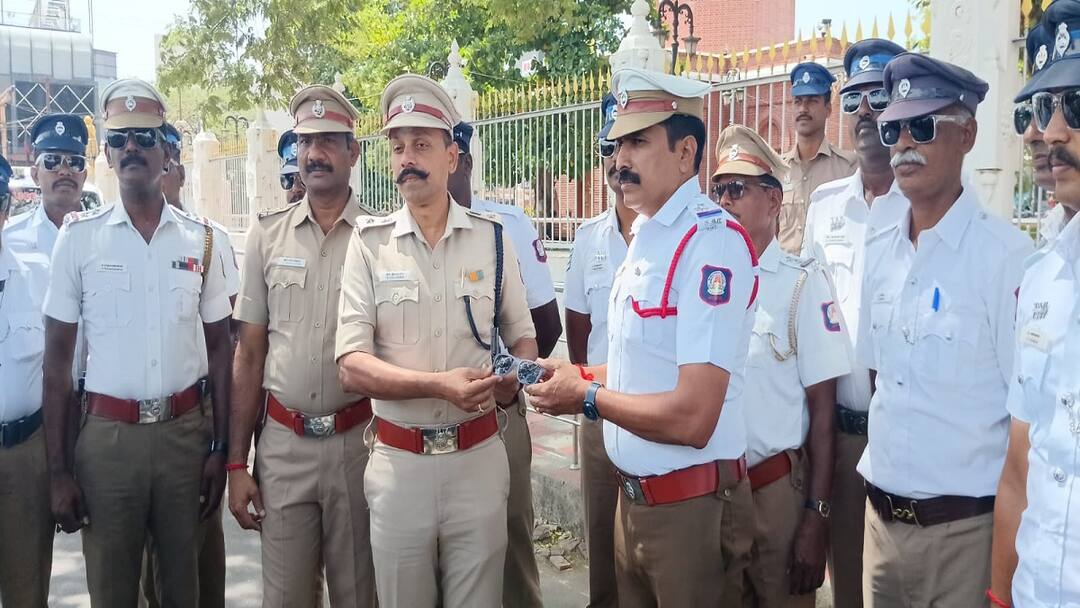 Thanjavur District SP surprised Cool glasses for traffic police at his own expense tnn அசத்தினார் தஞ்சாவூர் மாவட்ட எஸ்.பி.,: சொந்த செலவில் டிராபிக் போலீசாருக்கு விலை உயர்ந்த கூலிங்கிளாஸ்