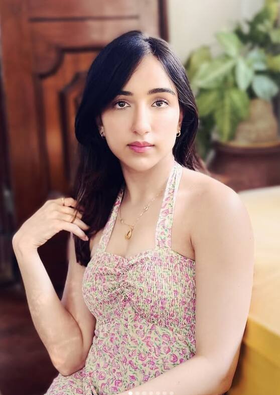 इस हॉल्टर नेक फ्लॉवर प्रिंट ड्रेस में सहर बहुत सुंदर लग रही हैं. साइड पार्टेड हेयर लुक और नेकपीस उनके लुक को निखार रहा है. सहर ने मिनिमल जूलरी से लुक पूरा किया.