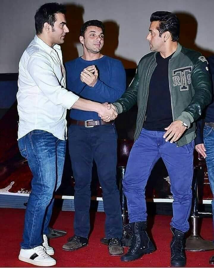 अक्सर तीनों को साथ में स्पॉट किया जाता है और तीनों के बीच गहरा प्यार देख ऑडियंस भी खुश होती है. इन सेलेब्स के बारे में उनके फैंस हर छोटी से छोटी चीज जानना चाहते हैं.