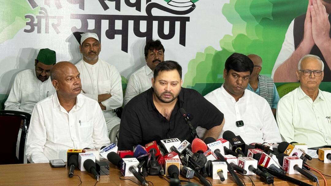 'वोटर लिस्ट पुनरीक्षण' अभियान को रोकने की मांग, तेजस्वी यादव ने अधिकारियों को बताया 'डाकिया' Bihar Politics RJD Tejashwi Yadav Said to Stop Voter List Revision Attacks Election Commission ANN 'वोटर लिस्ट पुनरीक्षण' अभियान को रोकने की मांग, तेजस्वी यादव ने अधिकारियों को बताया 'डाकिया'