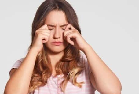 रेटिना में फैटी डिपॉजिट्स: रेटिना यानी आंखों के पीछे की स्क्रीन पर फैट के छोटे-छोटे कण जमा हो सकते हैं, जिन्हें लिपिड रेटिनोपैथी कहा जाता है.