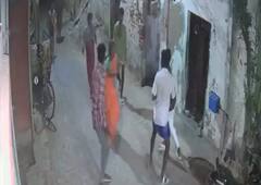 கஞ்சா விற்பனை குறித்து புகார்.. வீடு தேடி வந்து தந்தை, மகனை வெட்டிய போதை கும்பல்