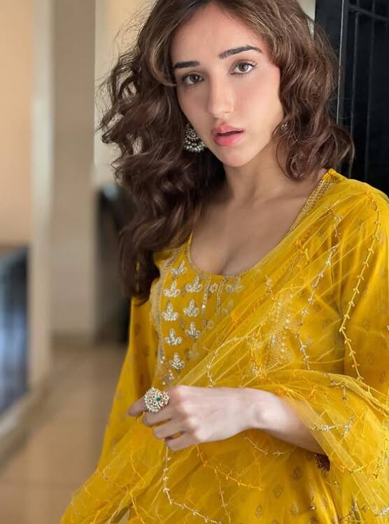 सहर के एथनिक लुक्स भी कमाल होते हैं. इस येलो सूट में सहर कमाल लग रही हैं. उन्होंने कर्ली हेयर से ये लुक कंप्लीट किया है.