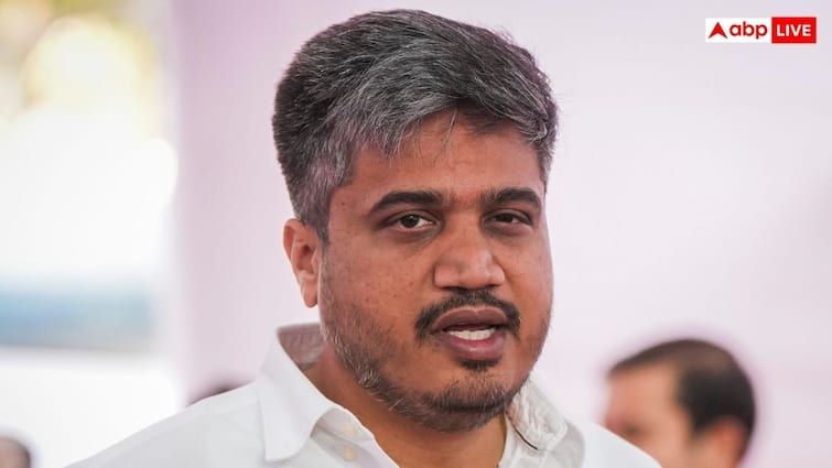 Rohit Pawar reacted on Nishikhant dubeys dhirendra shastri and Ashish Shelar statement ann मराठी पर बवाल जारी! रोहित पवार ने पंडित धीरेंद्र शास्त्री को दे दी चेतावनी- 'जहां राजनीति करते हैं...'