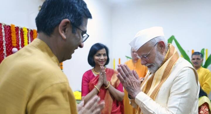 सर्वोच्च न्यायालय प्रशासन ने एक जुलाई को केंद्र को पत्र लिखकर कहा था कि न्यायमूर्ति चंद्रचूड़ सीजेआई बंगले में अनुमति प्राप्त अवधि से अधिक समय तक रहे हैं और उसने संपत्ति खाली कराने की मांग की थी.  सूत्रों ने बताया कि आवास एवं शहरी मामलों के मंत्रालय को भेजे गए पत्र में सर्वोच्च न्यायालय प्रशासन ने कहा है कि भारत के वर्तमान प्रधान न्यायाधीश के लिए निर्धारित आवास को न्यायालय के ‘आवास पूल’ में वापस कर दिया जाना चाहिए.