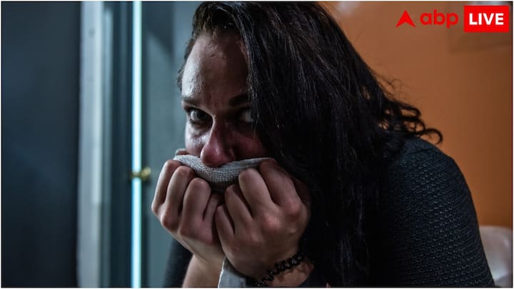 आपने नोटिस किया होगा कि मानसून के सीजन में जब भी बादल घिर आते हैं और बारिश नहीं होती तो उमस बढ़ जाती है. इस कारण लोगों को पसीना काफी तेजी से निकलता है, जो चिपचिप पैदा करता है और इससे काफी लोगों को परेशानी होती है.