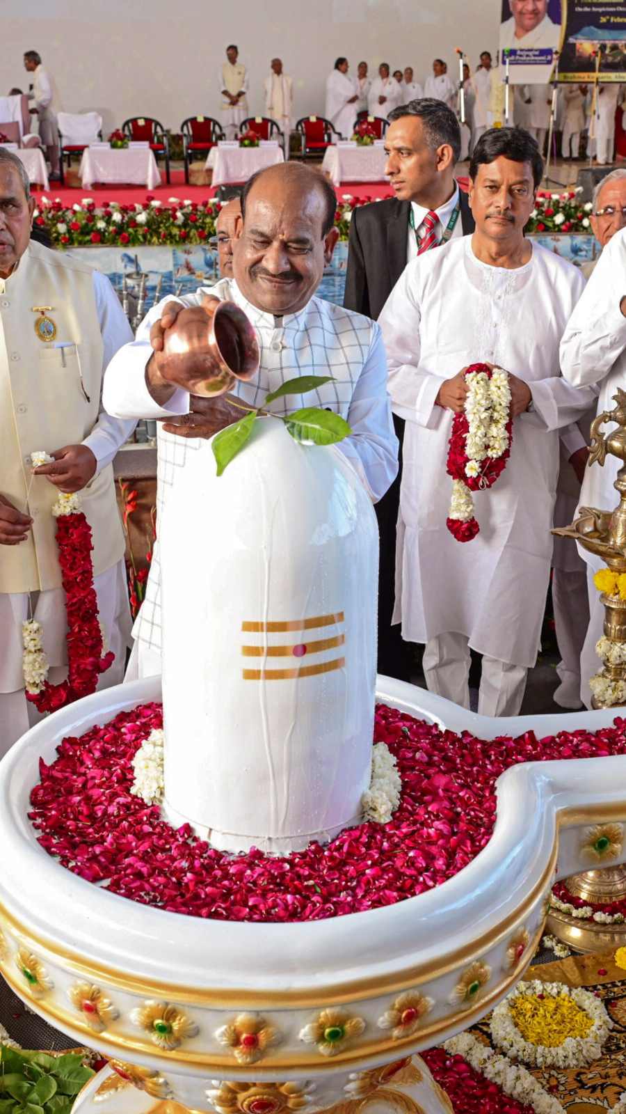 लेकिन शिवलिंग पर हल्दी अर्पण करना अशुभ माना जाता है.