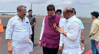 Solapur News : देवेंद्र फडणवीस यांच्या स्वागताला काँग्रेसचे माजी आमदार दिलीप माने यांची हजेरी; सोलापूरच्या राजकीय वर्तुळात चर्चेला उधाण