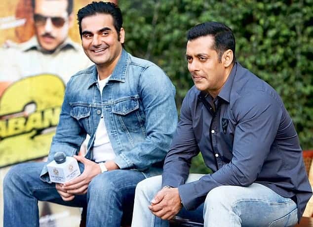 ये खेल खेलने के दौरान अरबाज इतना परेशान हो गए कि उन्होंने सलमान खान को नीचे खींच लिया और वो सीधे पत्थर से टकराए और उनके आगे के दो दांत टूट गए.