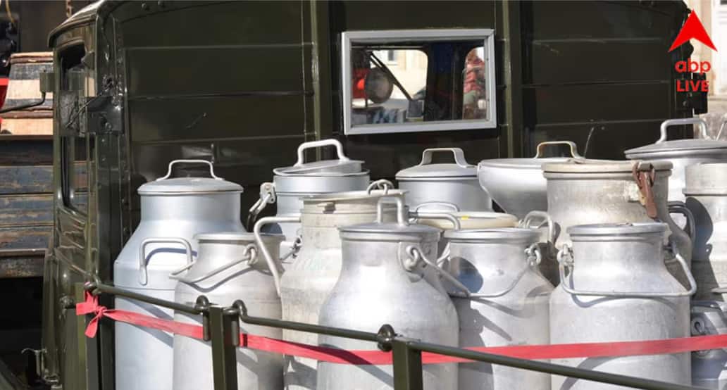 Lucknow Milkman Caught Spitting In Milk, Triggers Food Safety Crackdown Lucknow Milkman Caught Spitting in Milk, Triggers Food Safety Crackdown Lucknow Milkman Caught Spitting In Milk, Triggers Food Safety Crackdown