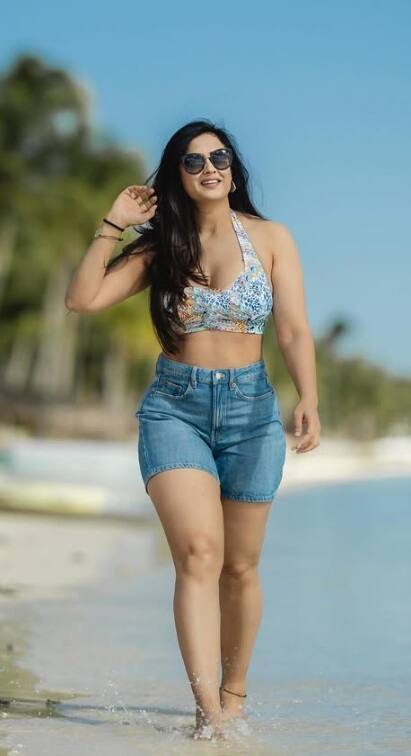 44ની શ્વેતાએ દરિયા કિનારે ફ્લૉન્ટ કર્યું કર્વી-હૉટ ફિગર