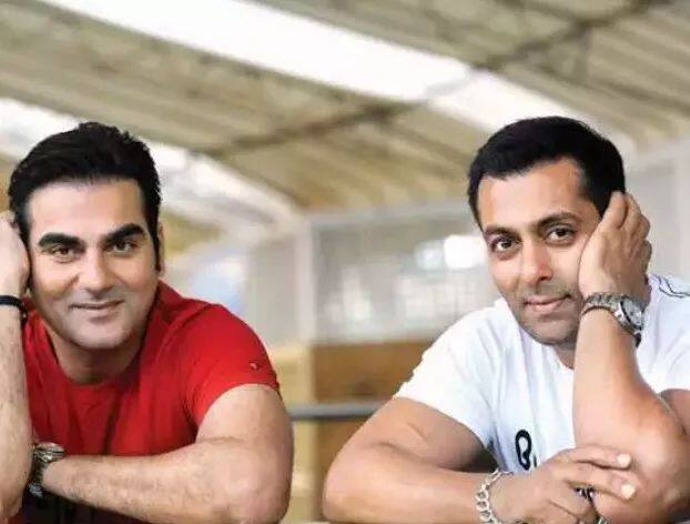 इस दौरान सलमान अपने छोटे भाई के साथ स्लाइडर पर खेल रहे थे. दोनों ने ये रूल बनाया कि ना सलमान छोटे भाई अरबाज को ऊपर आने देंगे और ना ही अरबाज सलमान खान को नीचे जाने देंगे
