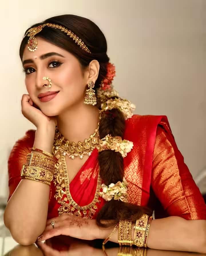 शिवांगी की फोटो पर एक फैन ने लिखा- मुझे आपके साड़ी लुक से प्यार हो गया है। वहीं दूसरे ने लिखा- भाग्यश्री आप बेस्ट हैं। एक फैन ने लिखा- खूबसूरत अय्यर गर्ल। शिवांगी की फोटोज को लाखों लोग लाइक कर चुके हैं।