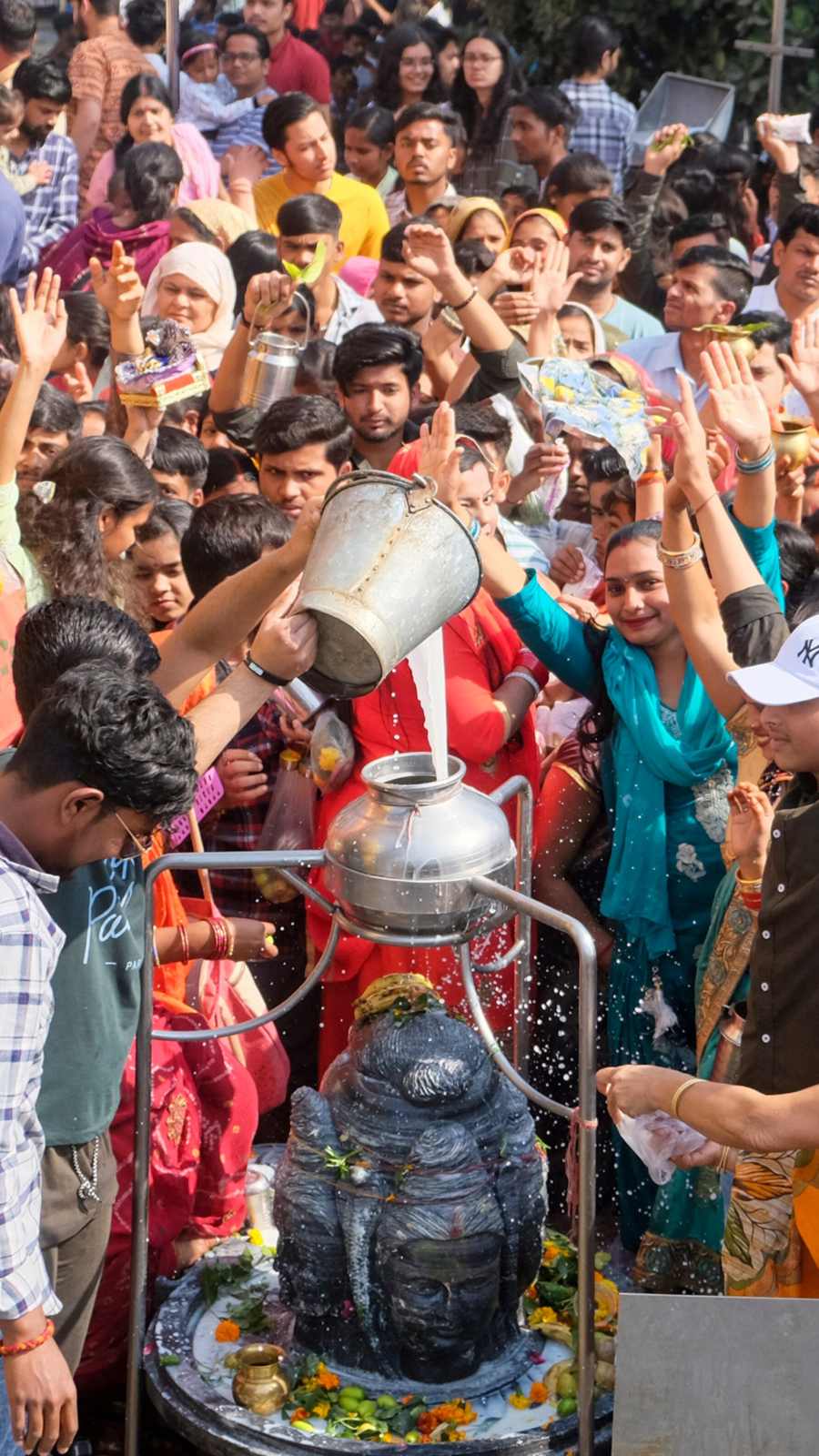 शिवलिंग पर दूध, जल, बेलपत्र आदि चढ़ाना शुभ माना जाता है.