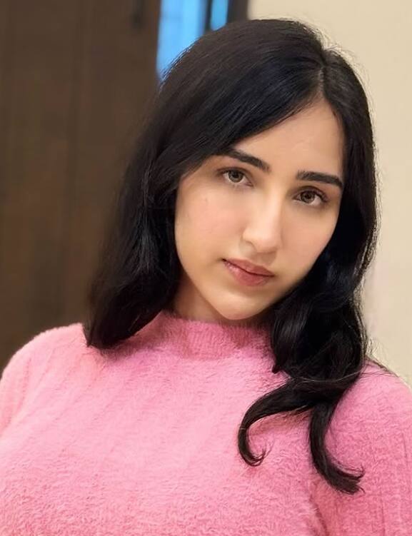 उन्होंने इस लुक को लाइट मेकअप से किया. उन्होंने न्यूड लिप्स रखे और लाइट मेकअप बेस रखा. साथ ही साइड पार्टेड हेयरस्टाइल बनाई.