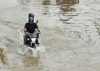 Rain: ભારે વરસાદથી નવસારીના 2 મોટા ડેમ - 3 નદીઓ ભયજનક સપાટીએ, જાણો હાલની સ્થિતિ