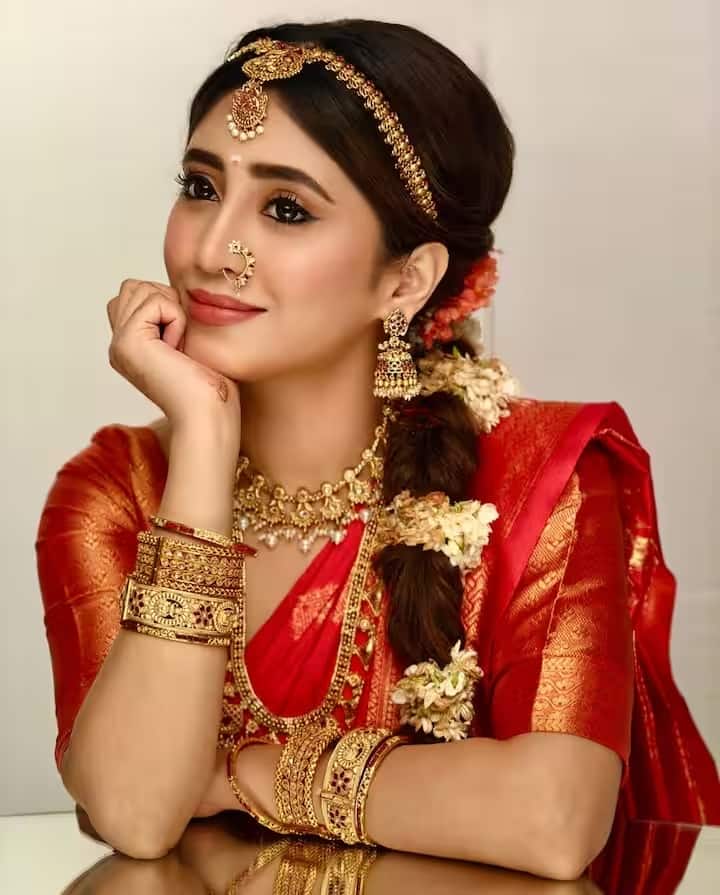 फोटोज शेयर करते हुए शिवांगी ने लिखा- ओह रे पिया। इसके साथ ही उन्होंने हार्ट इमोजी पोस्ट की। फैंस उनकी फोटोज से अपनी नजरें नहीं हटा पा रहे हैं।