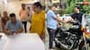 बेटे का बड़ा सरप्राइज... पिता को बर्थ डेट नंबर प्लेट वाली Royal Enfield बाइक की गिफ्ट