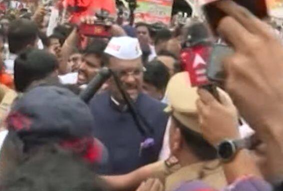 विशेष म्हणजे ज्या मार्गावरून मोर्चा काढण्याला पोलिसांनी परवानगी नाकारली होती. त्यातच मार्गावरून हा मोर्चा काढण्यात आला. (Photo Credit- ABP Majha)